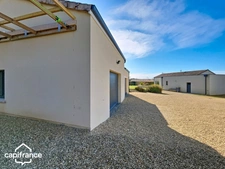 Maison de plain-pied 121 m² – 3 chambres – 3 garages (87m²) – terrain clos 1 454 m² – Boussais (79) proche Airvault