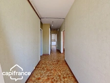 Local d’activité 260 m² + logement 132 m² – parking privé – terrain 1 690 m² – forte visibilité – Thouars (79100)
