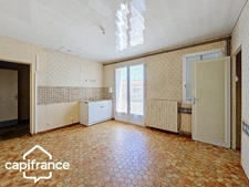 Local d’activité 260 m² + logement 132 m² – parking privé – terrain 1 690 m² – forte visibilité – Thouars (79100)