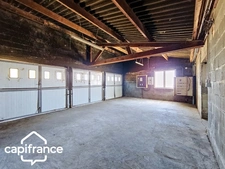 Local d’activité 260 m² + logement 132 m² – parking privé – terrain 1 690 m² – forte visibilité – Thouars (79100)