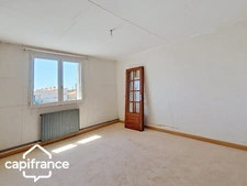 Local d’activité 260 m² + logement 132 m² – parking privé – terrain 1 690 m² – forte visibilité – Thouars (79100)