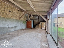 BRIE (79) A rénover : 163 m² habitables + 400 m² de dépendances sur 2 111 m² de terrain