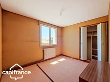 Local d’activité 260 m² + logement 132 m² – parking privé – terrain 1 690 m² – forte visibilité – Thouars (79100)