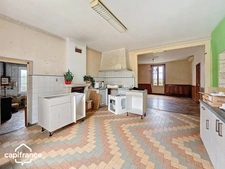 BRIE (79) A rénover : 163 m² habitables + 400 m² de dépendances sur 2 111 m² de terrain
