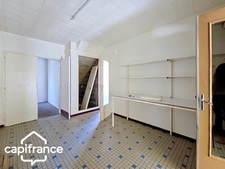 Local d’activité 260 m² + logement 132 m² – parking privé – terrain 1 690 m² – forte visibilité – Thouars (79100)