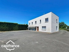 Local d’activité 260 m² + logement 132 m² – parking privé – terrain 1 690 m² – forte visibilité – Thouars (79100)