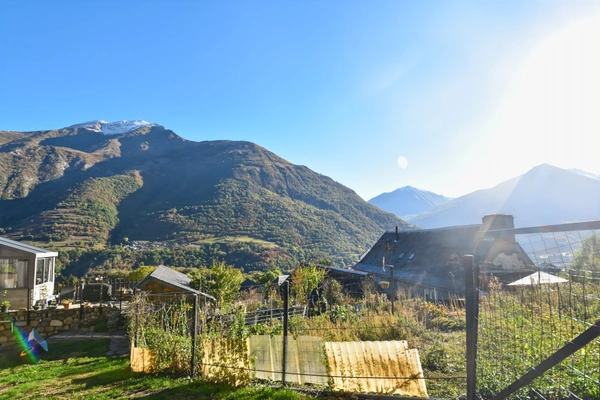  Sazos 65,  maison de village de 70 m² à rénover avec jardin et vue panoramique sur les montagnes !