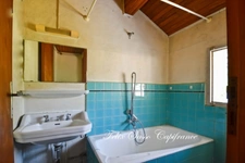 Viella, charming 7-room village house with great potential and panoramic views!