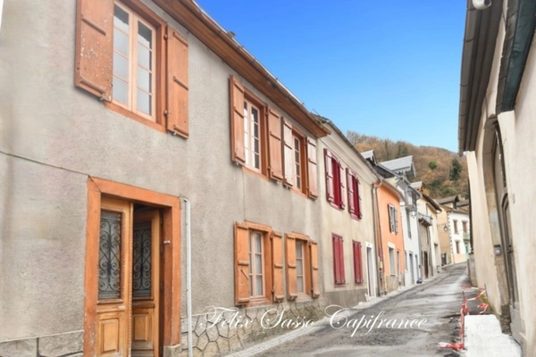 LUZ-SAINT-SAUVEUR (65), maison de village avec grand potentiel, 5 chambres, terrain et terrasse