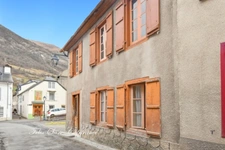 LUZ-SAINT-SAUVEUR (65), village house with great potential, 5 bedrooms, land and terrace