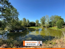Étang privé avec terrain de loisirs 