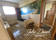 Maison d’architecte de plain-pied avec patio intérieur, sous-sol complet et jardin arboré
