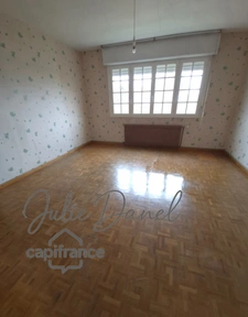 Maison semi plain-pied avec sous-sol complet, jardin et volumes généreux.