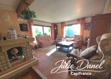 Maison d’architecte de plain-pied avec patio intérieur, sous-sol complet et jardin arboré