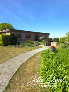Maison d’architecte de plain-pied avec patio intérieur, sous-sol complet et jardin arboré