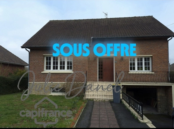 Maison semi plain-pied avec sous-sol complet, jardin et volumes généreux.