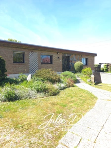 Maison d’architecte de plain-pied avec patio intérieur, sous-sol complet et jardin arboré