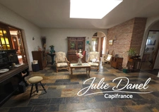 Maison d’architecte de plain-pied avec patio intérieur, sous-sol complet et jardin arboré