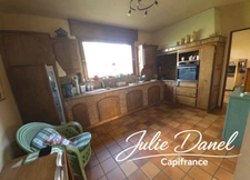 Maison d’architecte de plain-pied avec patio intérieur, sous-sol complet et jardin arboré