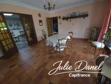Maison d’architecte de plain-pied avec patio intérieur, sous-sol complet et jardin arboré