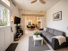 Maison à vendre 4 pièces, 3 chambres, cheminée, vie de plain-pied, garage et terrasse THIVERNY (60)