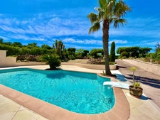 Villa d’Exception à Saint-Aygulf – Vue Mer Panoramique & Cadre Unique