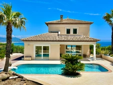 Villa d’Exception à Saint-Aygulf – Vue Mer Panoramique & Cadre Unique