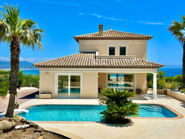 Villa d’Exception à Saint-Aygulf – Vue Mer Panoramique & Cadre Unique