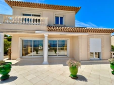 Villa d’Exception à Saint-Aygulf – Vue Mer Panoramique & Cadre Unique