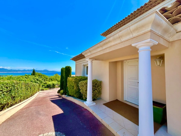 Villa d’Exception à Saint-Aygulf – Vue Mer Panoramique & Cadre Unique