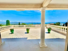 Villa d’Exception à Saint-Aygulf – Vue Mer Panoramique & Cadre Unique