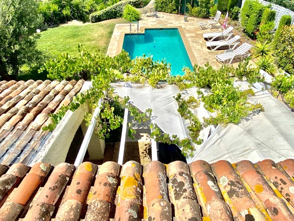 SAINT AYGULF - QUARTIER PRISE - VUE IMPRENABLE - GARAGES - PISCINE 