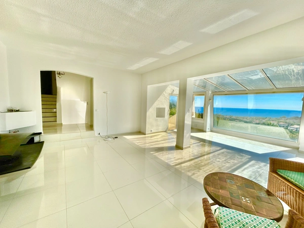 SAINT AYGULF - QUARTIER PRISE - VUE IMPRENABLE - GARAGES - PISCINE 