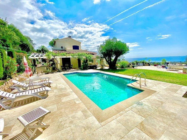 SAINT AYGULF - QUARTIER PRISE - VUE IMPRENABLE - GARAGES - PISCINE 
