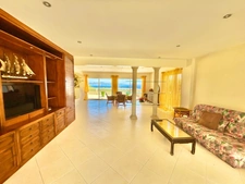 Villa d’Exception à Saint-Aygulf – Vue Mer Panoramique & Cadre Unique