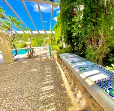 SAINT AYGULF - QUARTIER PRISE - VUE IMPRENABLE - GARAGES - PISCINE 