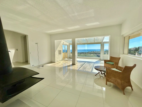 SAINT AYGULF - QUARTIER PRISE - VUE IMPRENABLE - GARAGES - PISCINE 