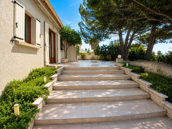 Villa méditerranéenne de plain-pied – 4 chambres – Studio indépendant – Piscine – Grand terrain arboré –