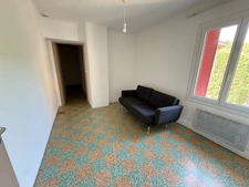 BOUJAN-SUR-LIBRON – REMISE VITICOLE 160 M² + MAISON ATTENANTE + COUR ET JARDIN