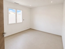Villa contemporaine de plain-pied avec piscine et vue panoramique dans un environnement calme