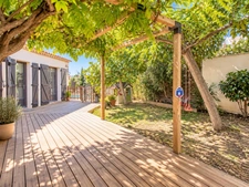 PORTIRAGNES- Villa 4 faces de plain-pied – 5 chambres, piscine et jardin intimiste
