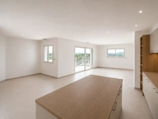 Villa contemporaine de plain-pied avec piscine et vue panoramique dans un environnement calme