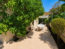 Villa méditerranéenne de plain-pied – 4 chambres – Studio indépendant – Piscine – Grand terrain arboré –