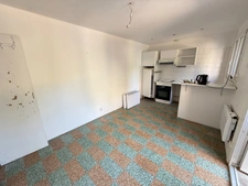 BOUJAN-SUR-LIBRON – REMISE VITICOLE 160 M² + MAISON ATTENANTE + COUR ET JARDIN