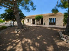 Villa méditerranéenne de plain-pied – 4 chambres – Studio indépendant – Piscine – Grand terrain arboré –