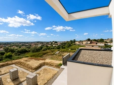 Villa contemporaine neuve avec piscine, suite parentale en RDC, 3 salles d’eau, double garage et vue dégagée