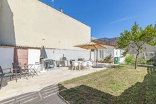 Completely renovated house with 3 or 4 bedrooms and outbuildings