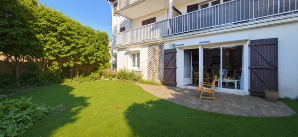 Quartier Jardin Parisien – Rez-de-jardin de 5 pièces traversant avec terrasse, jardin et box