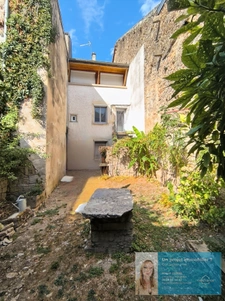 Ensemble immobilier rénové avec jardin, dépendances et potentiel – Centre de Conliège