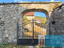 Ensemble immobilier rénové avec jardin, dépendances et potentiel – Centre de Conliège